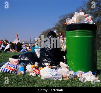 London Mülltonne voll bis randvoll mit Essen und Trinken Müll, City of Westminster, London, England, Großbritannien Stockfoto