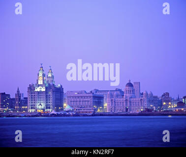 Liverpool Waterfront, das Royal Liver Building beleuchtet bei Nacht und Liverpool Town Hall, River Mersey, Liverpool, Merseyside, England, Großbritannien Stockfoto