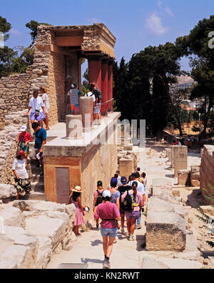 Touristen besuchen den Palast von Knossos, die archäologische Stätte von Knossos, Heraklion, Kreta, Griechenland Stockfoto