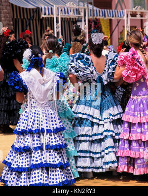 Pferdemesse Jerez, Feria del Caballo, Frau in Trajes de Gitanas (Zigeunerkleider), Jerez de la Frontera, Andalusien, Spanien Stockfoto