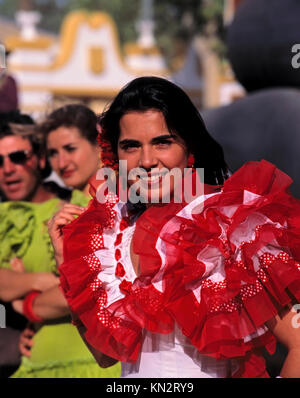 Pferdemesse Jerez, Feria del Caballo, Frau in Trajes de Gitanas (Zigeunerkleid), Jerez de la Frontera, Andalusien, Spanien Stockfoto