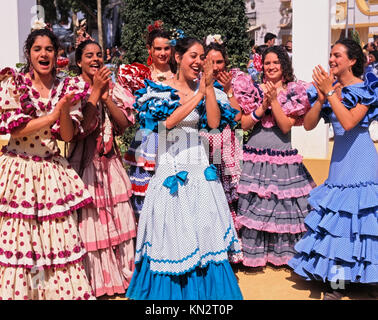 Pferdemesse Jerez, Feria del Caballo, Frau klatscht freudig in Trajes de Gitanas (Zigeunerkleider), Jerez de la Frontera, Andalusien, Spanien Stockfoto