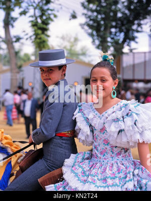 Pferdemesse Jerez, Feria del Caballo, kleiner Junge und Mädchen zu Pferd mit traditionellem Kleid, Jerez de la Frontera, Andalusien, Spanien Stockfoto