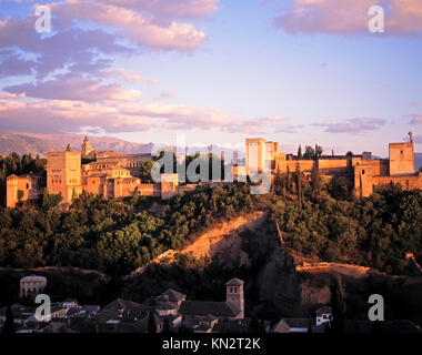 Alhambra in der Abenddämmerung mit dem Pico de Veleta in der Sierra Nevada Bergkette in der Ferne, Granada, Andalusien, Spanien Stockfoto