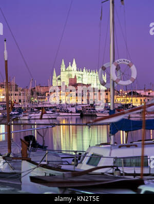 Beleuchtet in der Nacht die Kathedrale von Mallorca, La Seu - die Kathedrale von Santa Maria von Palma, Puerto de Palma, Palma de Mallorca, Mallorca, Spanien Stockfoto