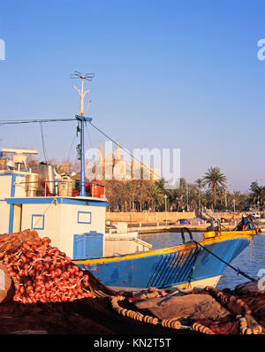 Catedral de Mallorca, La Seu - die Kathedrale von Santa Maria von Palma, Fischerboote im Hafen, Palma de Mallorca, Mallorca, Balearen, Spanien Stockfoto