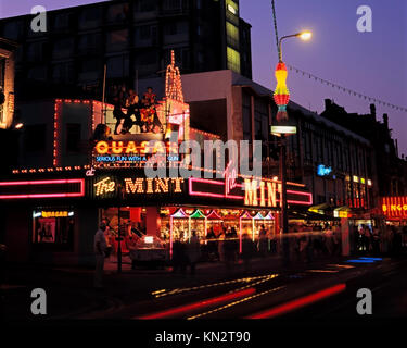 Great Yarmouth Strandpromenade, leichte Streifen vom Verkehr entlang der Marine Parade Beleuchtung, Great Yarmouth, Norfolk, England, Großbritannien Stockfoto