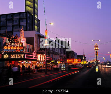 Great Yarmouth Strandpromenade, leichte Streifen vom Verkehr entlang der Marine Parade Beleuchtung, Great Yarmouth, Norfolk, England, Großbritannien Stockfoto