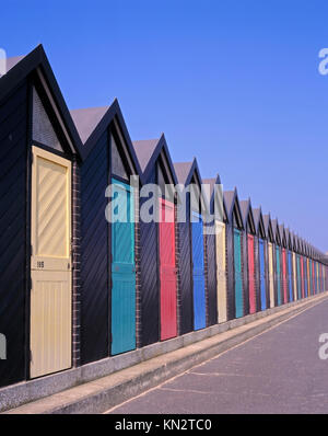 Lowestoft Strandhütten mit gelben, grünen, roten und blau gestrichenen Türen positioniert lang die Promenade am Meer, Lowestoft, Suffolk, England, Großbritannien Stockfoto