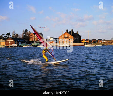 Windsurfen auf den Broads in Oulton Broad, Lowestoft, Suffolk, England, Vereinigtes Königreich Stockfoto