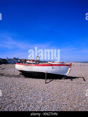 Strandanglerboote liegen am Strand von Aldeburgh, Aldeburgh, Suffolk, England, Großbritannien Stockfoto