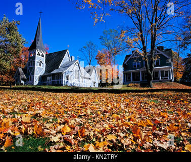 Herbstfarben, Hartriegel Blüte, gotische Kirche, die Stadt von Red Hook, Dutchess County, New York State, Amerika Stockfoto