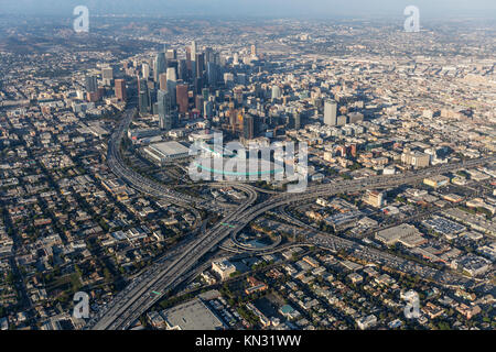 Los Angeles, Kalifornien, USA - 7. August 2017: Luftaufnahme der Santa Monica 10 und Hafen 110 Autobahnabfahrt in der Nähe des Convention Center in Do Stockfoto