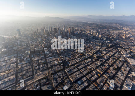 Luftbild des städtischen Smog und Zersiedelung in der Innenstadt von Los Angeles, Kalifornien. Stockfoto