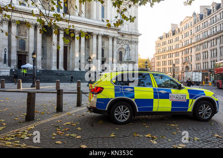 Stadt London Polizei Fahrzeug in St. Paul Kirchhof, London, UK geparkt Stockfoto