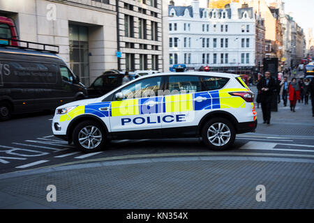 Stadt London Polizei Auto Fahrzeug an einer Kreuzung am Ludgate Hill, Großbritannien Stockfoto