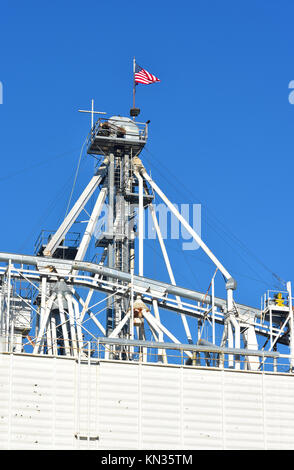 Die Cargill Inc. Körnerelevator in Ferndale, Washington mit einem Kreuz und US-Flagge an der Spitze. Stockfoto