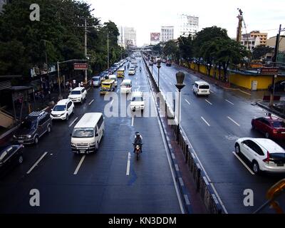 Cebu City, Philippinen - Dezember 6, 2017: Fahrzeuge, die entlang einer Hauptstraße in Cebu City, Philippinen. Stockfoto