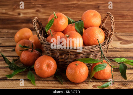 Clementine oder Mandarinen Bio Früchte auf einer alten Holz Stockfoto