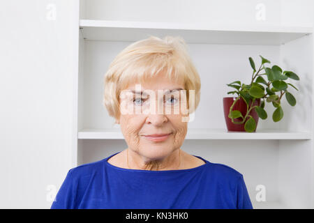 Ältere Frau lächelnd Portrait zu Hause Stockfoto