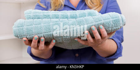 Frau mit Handtücher Stockfoto