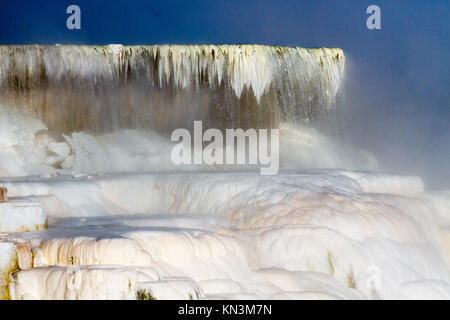 Eis und Schnee bedecken die Travertin Rock Hill der Kanarischen Frühlings- und Terrasse an der Yellowstone National Park Mammoth Hot Springs im Winter Januar 12, 2017 in der Nähe von Yanceys, Wyoming. (Foto von Diane Renkin über Planetpix) Stockfoto