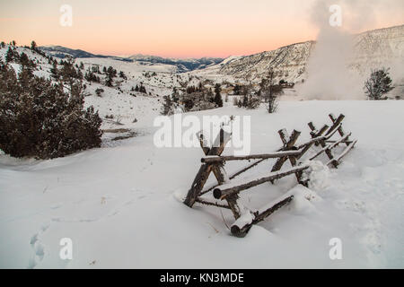 Die Sonne über dem Verschneiten Mammoth Hot Springs im Winter im Yellowstone National Park Januar 5, 2017 in Wyoming. (Foto von Jacob W. Frank über Planetpix) Stockfoto