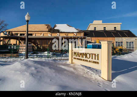 Park Rangers den Mammoth Hot Springs Hotel und Hütten im Winter im Yellowstone National Park Januar 30 renovieren, 2017 in der Nähe von Yanceys, Wyoming. (Foto von Jacob W. Frank über Planetpix) Stockfoto