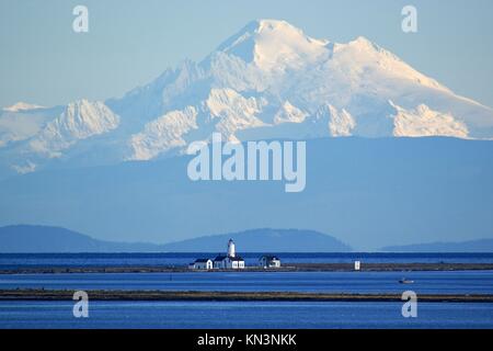 Die neue Dungeness Licht Station sitzt auf dem Dungeness Spit vor Mount Baker in der dungeness National Wildlife Refuge 1. Dezember in Sequim, Washington 2009. (Foto von Dow Lambert über Planetpix) Stockfoto