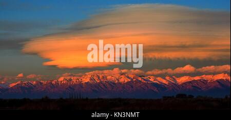 Eine linsenförmige cloud Formulare über die Sangre de Cristo Mountains am Great Sand Dunes National Park bei Sonnenuntergang vom 9. Dezember 2016 in der Nähe von Mosca, Colorado. (Foto von Patrick Myers über Planetpix) Stockfoto