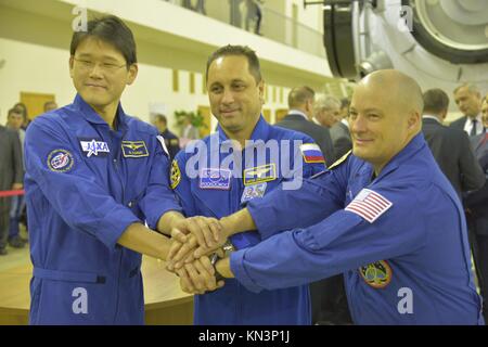 Die NASA Iss Expedition 54-55 prime Besatzungsmitglieder (L-R) japanische Astronaut norishige Kanai der Japan Aerospace Exploration Agency (JAXA), russischer Kosmonaut Anton shkaplerov von roskosmos, und amerikanische Astronaut Scott Prickeln in Pre-launch endgültige Qualifikation Prüfungen an der Gagarin Cosmonaut Training Centre 28. November 2017 in Star City, Russland. (Foto von Elizabeth weissinger über planetpix) Stockfoto