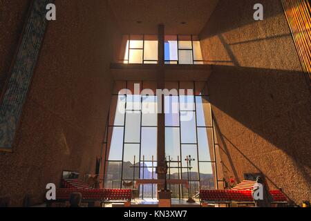 Große Fensterbeleuchtung beleuchtet die berühmte religiöse römisch-katholische Kapelle oder die Innenwand der Kirche des Heiligen Kreuzes in Sedona, Arizona, Südwesten der USA Stockfoto