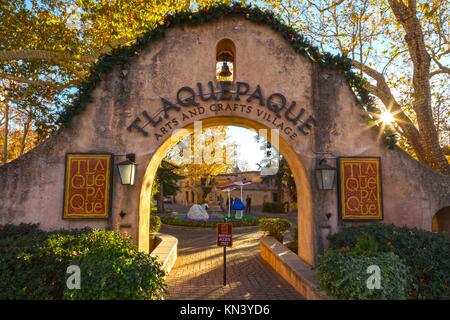 Der berühmte Tlaquepaque Hispanic Arts and Crafts Village Stone Arch Gate Entrance Energy Vortex. Landschaftlich schöne Herbstsonnenuntergang Skyline Sedona Arizona Südwesten der USA Stockfoto