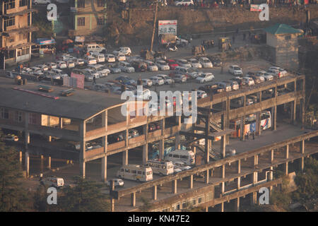 Unvollendete multi level Gebäude für Fahrzeug parken in Mcleod Ganj, Indien Stockfoto