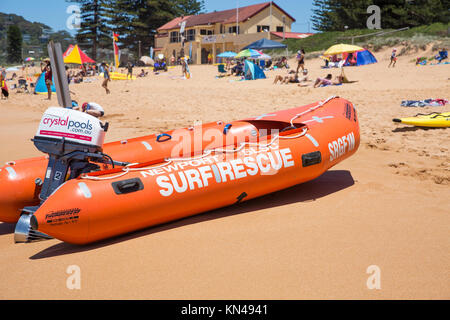 Surf Bereitschaftsboot und Rettungsschwimmer auf Newport Beach, einem der berühmten Northern Sydney's Strände, New South Wales, Australien Stockfoto