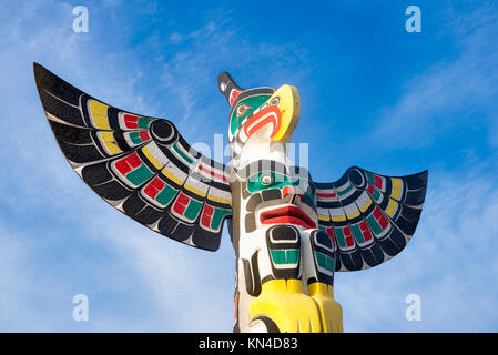 Ansicht der alten bunten Totempfahl mit blauem Himmel dahinter in Duncan, British Columbia, Kanada. Stockfoto