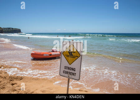 Starke Meeresströmung Zeichen auf Newport Beach in Sydney mit Surf rescue Schlauchboot, Sydney, Australien Stockfoto