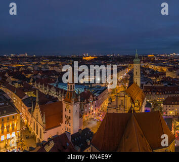 Blick von der Peterskirche "Alter Peter" über München bei Nacht, Bayern, Deutschland, Europa Stockfoto