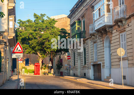 Ansicht der Malteser Straße in Sliema city im Sommer Tag und rote Telefonzelle, Malta Stockfoto