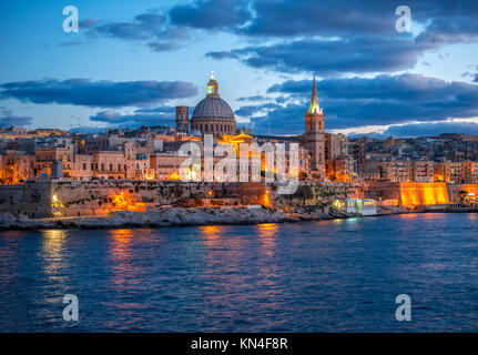 Schöne europäische Landschaft mit Basilika Unsere Liebe Frau vom Berge Karmel nach Valletta, Sliema, Malta Stockfoto