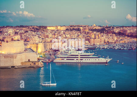 Wunderschöne Aussicht auf Fort St. Angelo vom oberen Barrakka Gärten, Blick über den Grand Harbour in Valletta, Malta Stockfoto