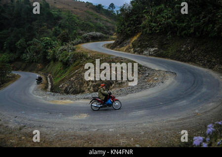 Ein Motorrad drehen eine enge Kurve in Ha Giang in Nordvietnam Stockfoto