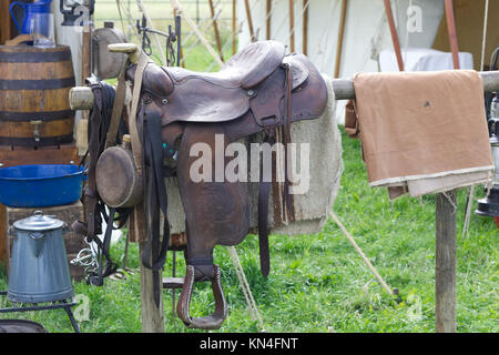 Alte western Sattel auf einem Hitching Post im Wilden Westen Stockfoto