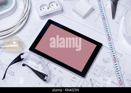 Bauzeichnung mit Werkzeugen und Tablet mit leerer Bildschirm Stockfoto