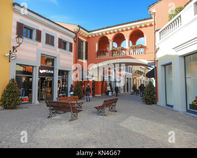 Mailand, Italien, 5. DEZEMBER 2017 - Ansicht von Outlet Shopping Center "Asti" in der Nähe von Mailand, Italien. Stockfoto