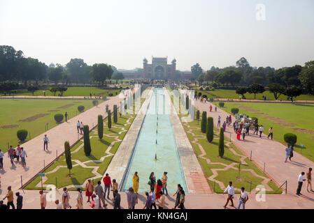 AGRA, Indien, 15. Oktober 2017 - mausoleum Taj Mahal in Agra, Uttar Pradesh, Nordindien, UNESCO Weltkulturerbe Stockfoto