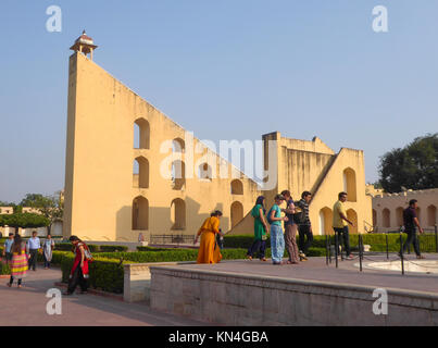 JAIPUR, Indien, 19. Oktober 2017 - Die Jantar Mantar, komplexe Architekturen mit der Funktion von astronomischen Instrumenten in Jaipur, Indien, Asien Stockfoto