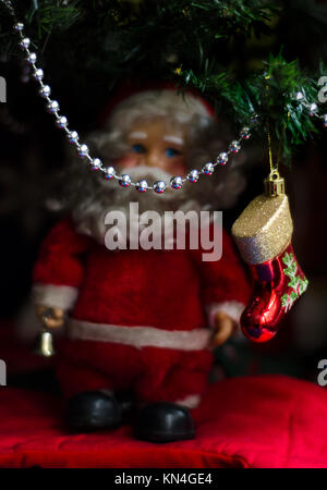 Defokussierten Santa Claus hinter einer Dekoration Stockfoto