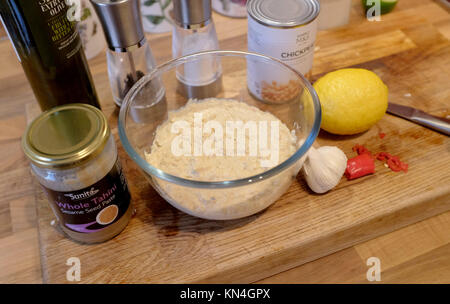 Hausgemachte Stil Houmous Humus aus Kichererbsen Knoblauch und Pistazien paste Zitrone Saft aus Stockfoto