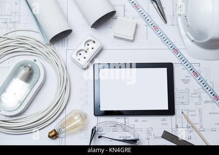 Bauzeichnung mit Werkzeugen und Tablet mit leerer Bildschirm Stockfoto